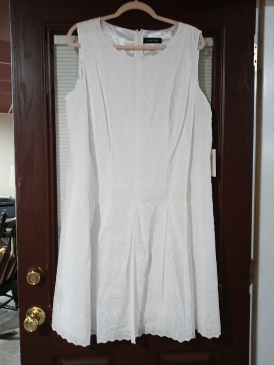 Ivanka Trump Dresses & Skirts - Ivanka Trump White Eyelet A-Line Dress